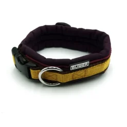 Halsband-Ausführung: Steckhalsband Halsumfang: Halsumfang → 33cm Gurtband-Breite: 20 mm / 15 mm Polsterbreite: 40 mm Softshell-Farbe: nachtschatten violett Gurtband-Farbe: chocolate charm Gurtband-Farbe (Stack It): gold Paspel Oben: plumbrace Paspel Unten: karamell Ring: silberfarbig (Edelstahl) Schnalle: schwarz (Standard)