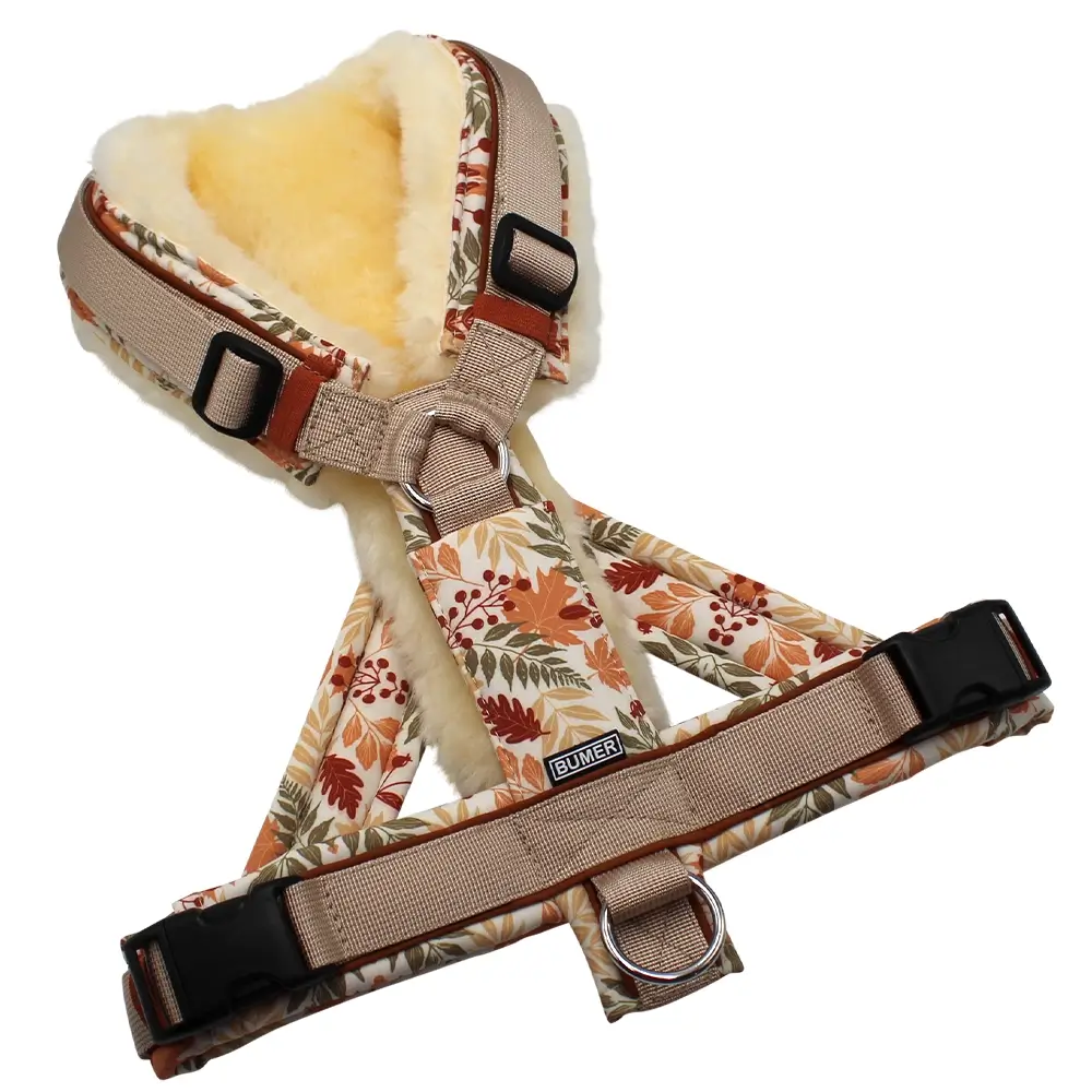 BUMER Hundegeschirr, gepolstert mit geteilten Bruststeg, Zwischengröße M/L, Gurtband PREMIUM Soft Beige, Softshell Laubgefühle, Ringe silberfarbig (Edelstahl), Schnallen DURAFLEX®, Lammfell, Applikation
