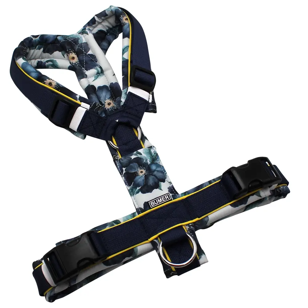 BUMER Hundegeschirr, gepolstert ohne geteilten Bruststeg, Größe M, Gurtband PREMIUM Midnight Indigo, Softshell BLACK DAHLIA, Ringe silberfarbig (Edelstahl), Schnallen schwarz (DURAFLEX®), Applikation