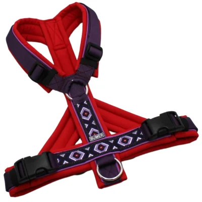 BUMER BOHO Hundegeschirr, Größe M, Gurtband: PREMIUM Midnight Plum, Softshell: Rot, Ringe: silberfarbig (Edelstahl), Schnallen: schwarz (DURAFLEX®), Paspel: Hortensien Lila (komplett), Bruststeg: geteilt (flach)