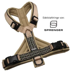 BUMER BOHO Hundegeschirr, Größe M, Gurtband PREMIUM Soft Beige, Softshell Sandgreige, Ringe schwarz (Edelstahl), Schnallen schwarz (DURAFLEX®), Paspel schwarz (komplett), Bruststeg geteilt, flach