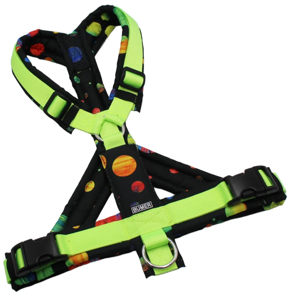 BUMER BOHO Hundegeschirr, Größe M/L, Gurtband PREMIUM Neongrün, OXFORD Bunte Planeten, Ringe silberfarbig (Edelstahl), Schnallen schwarz (DURAFLEX®), Applikation, Bruststeg geteilt, flach