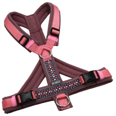 BUMER BOHO Hundegeschirr, Größe S/M, Gurtband: PREMIUM Perlmutt Rosa, Softshell: Smoky Violett, Ringe: silberfarbig (Edelstahl), Schnallen: schwarz (DURAFLEX®), Paspel: Grau Reflex (komplett), Bruststeg: geteilt, flach