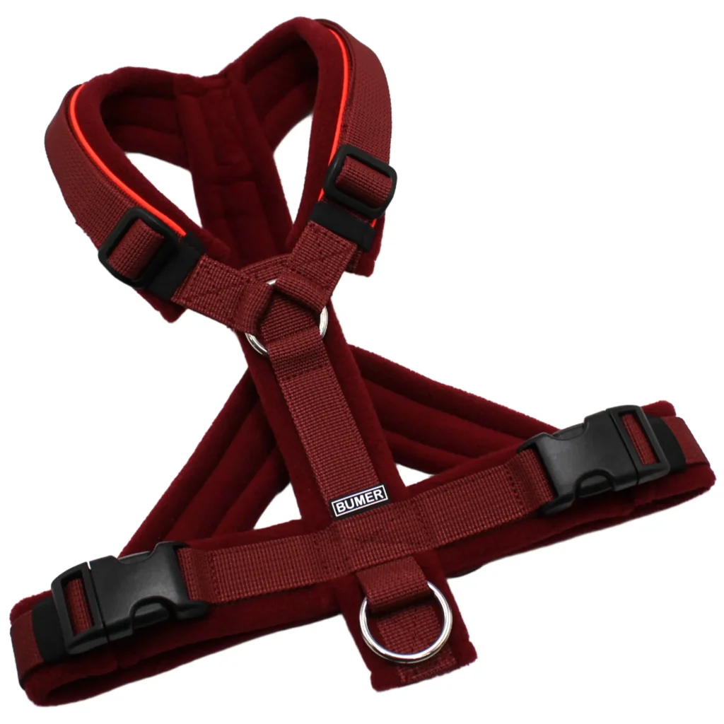 BUMER Hundegeschirr, Größe M, Gurtband PREMIUM Berry Bordeaux, Fleece Burgundy Dusk, Ringe silberfarbig (Edelstahl), Schnallen schwarz (DURAFLEX®), Paspel Neonrot, Bruststeg geteilt (flach)