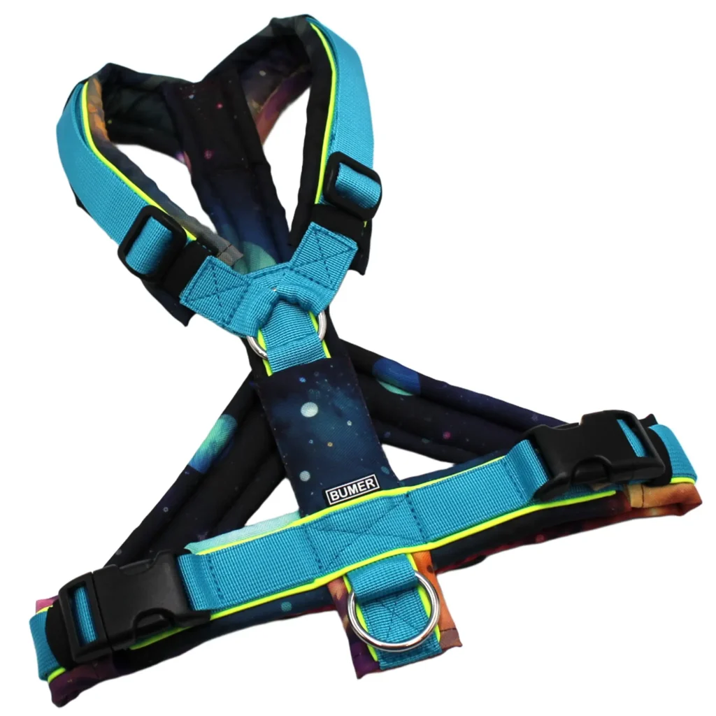 BUMER Hundegeschirr, Größe M, Gurtband PREMIUM Blue Lagoon, OXFORD Galaxy Planeten, Ringe silberfarbig (Edelstahl), Schnallen schwarz (DURAFLEX®), Paspel Neongelb (Komplett), Bruststeg geteilt (flach), Applikation