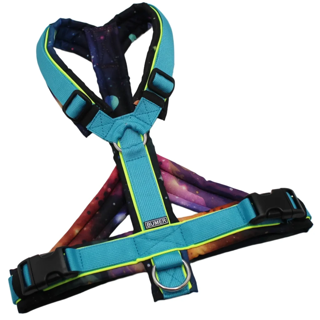 BUMER Hundegeschirr, Größe M/L, Gurtband PREMIUM Blue Lagoon, OXFORD GALAXY, Ringe silberfarbig (Edelstahl), Schnallen schwarz (DURAFLEX®), Paspel Neongelb (Komplett), Bruststeg geteilt, flach