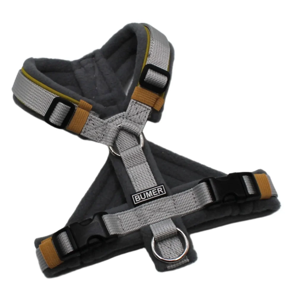 BUMER Hundegeschirr, Größe XXS, Gurtband PREMIUM Muschelgrau, Fleece Driftwood Ash, Ringe silberfarbig (Edelstahl), Schnallen schwarz (DURAFLEX®), Paspel Curry, Bruststeg geteilt (flach)