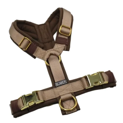 BUMER Hundegeschirr, Größe XS, Gurtband PREMIUM Soft Beige, Softshell: Pumseed Taupe, Ringe/Schnallen/Schieber: goldfarbig, Trackerschlaufe