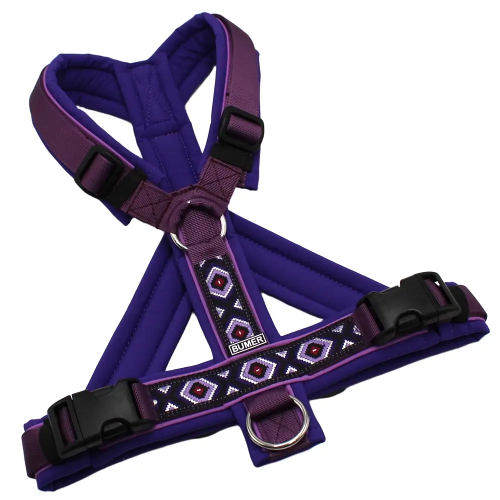 BUMER BOHO Hundegeschirr, Größe M, Gurtband PREMIUM Lavender Luxe, Softshell Lila Viola, Ringe silberfarbig (Edelstahl), Schnallen schwarz (DURAFLEX®), Paspel Neongelb (komplett), Bruststeg geteilt