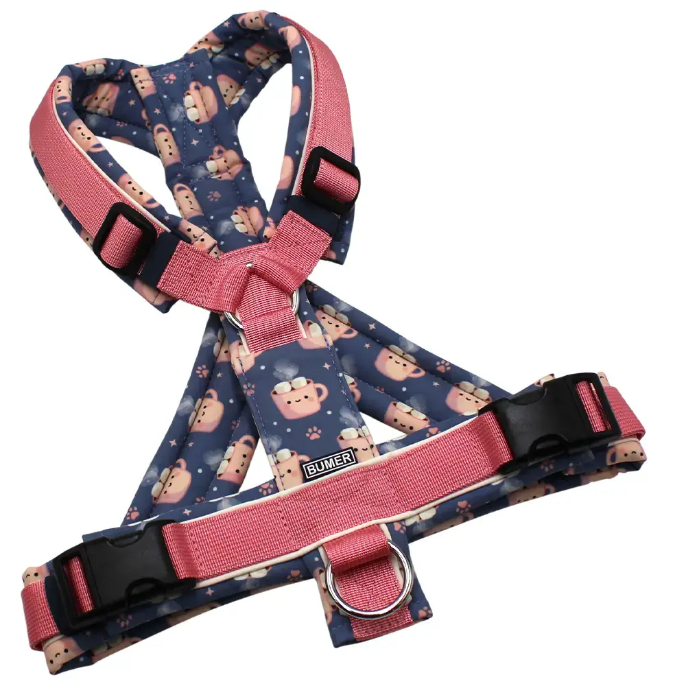BUMER Hundegeschirr, gepolstert mit geteiltem Bruststeg, Größe M, Gurtband: PREMIUM Perlmutt Rosa, Softshell: Hot Cocoa - Paw Prints, Ringe: silberfarbig (Edelstahl), Schnallen: schwarz (DURAFLEX®), Paspel, Applikation